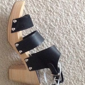 solsana Shoes - Black Solsana Sandals wooden Never worn solsana Shoes - Black Solsana Sandals wooden Never worn